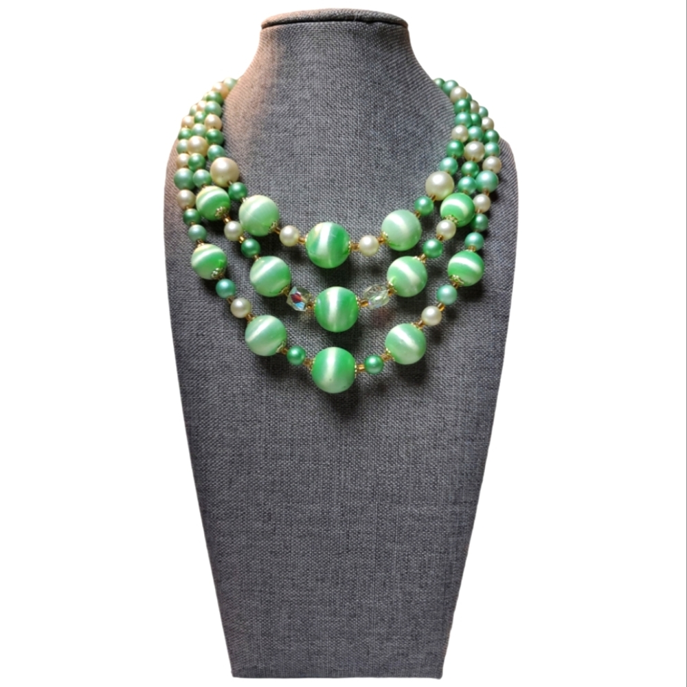 VINTAGE JAPAN BEAUTIFUL LIGHT GREEN 3 STRAND BEADED NECKLACE